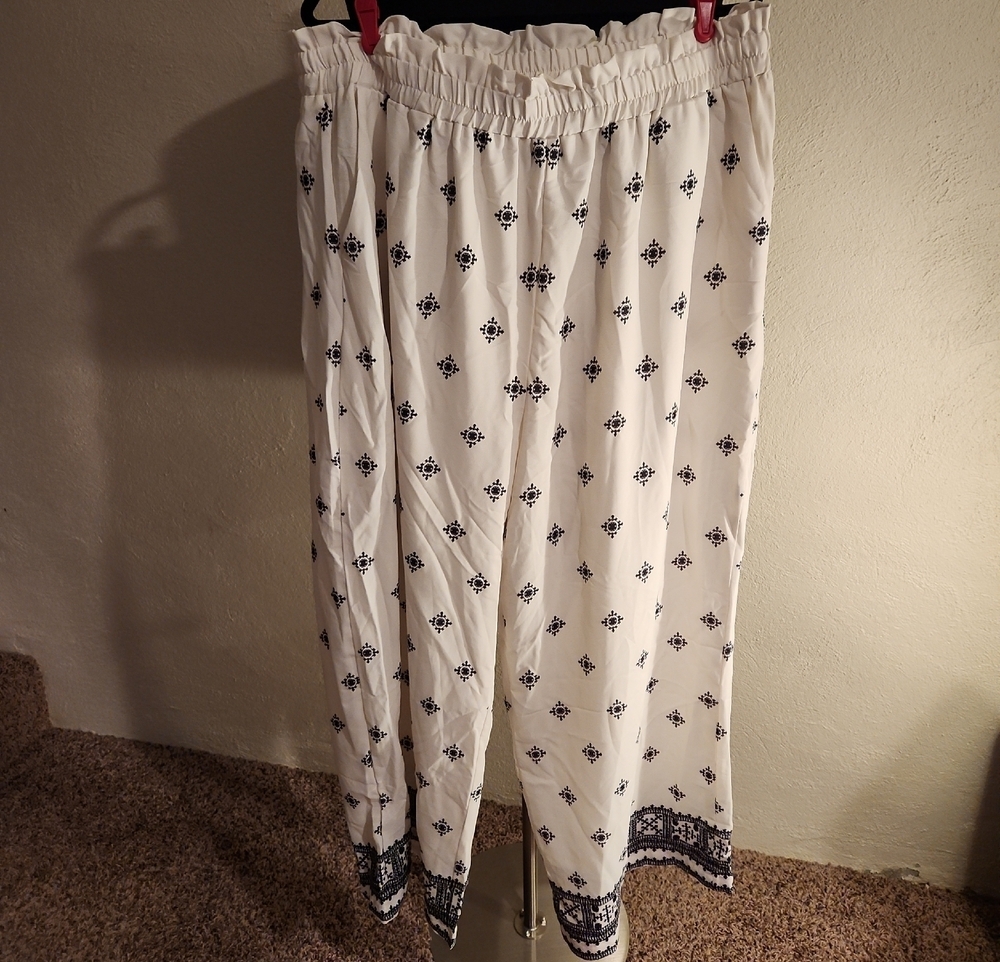 BloomChic Cream Wide Leg Pants Black Geometric Size 22/24